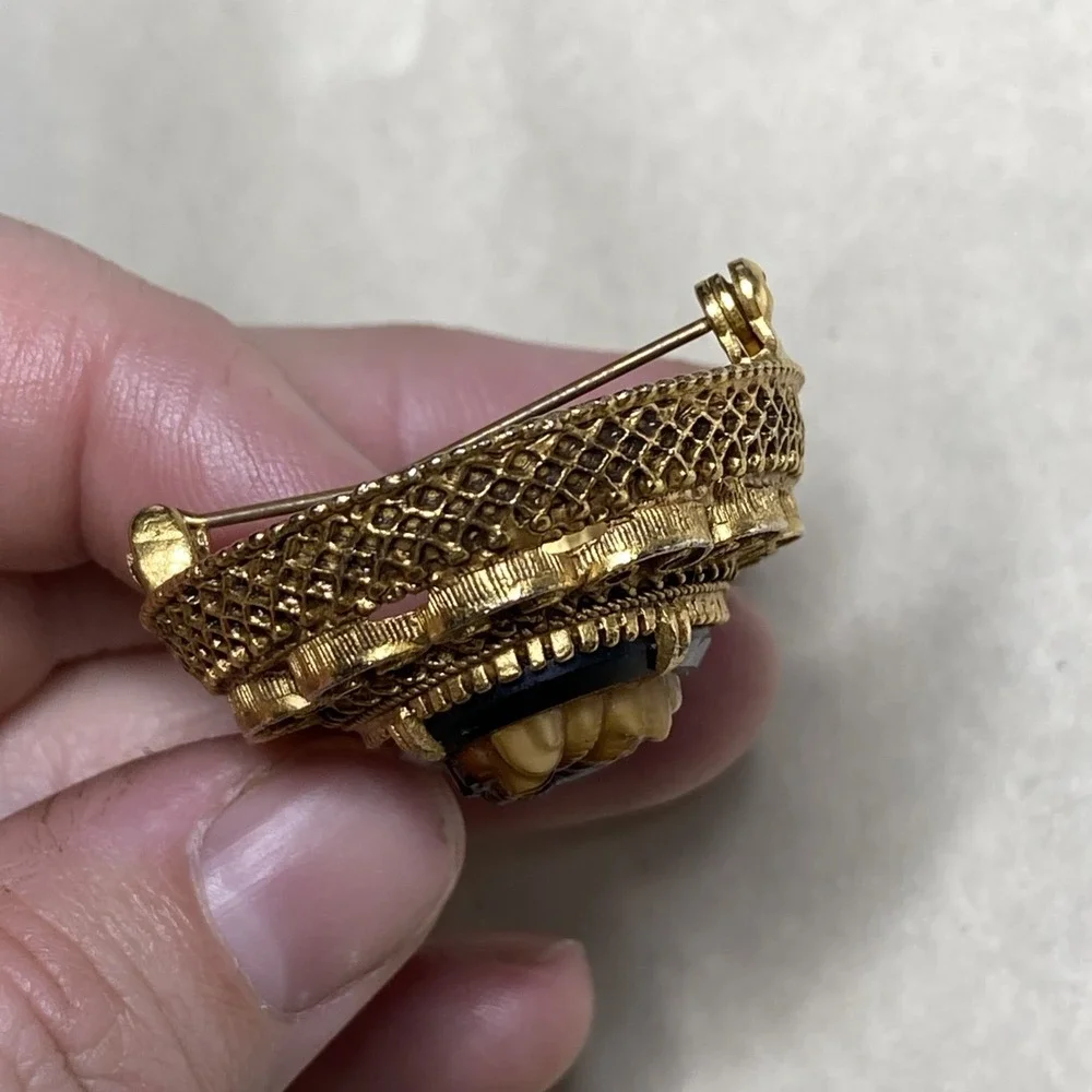Vtg Florenza Cameo Brooch Goldtone Filigree Oval Has Chip
